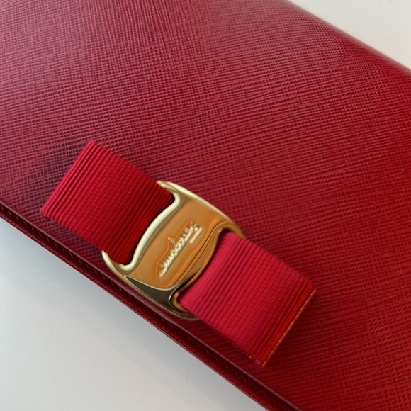 Salvatore Ferragamo Vera Bow crossbody/clutch w/detachable long gold chain - Picture 12 of 12